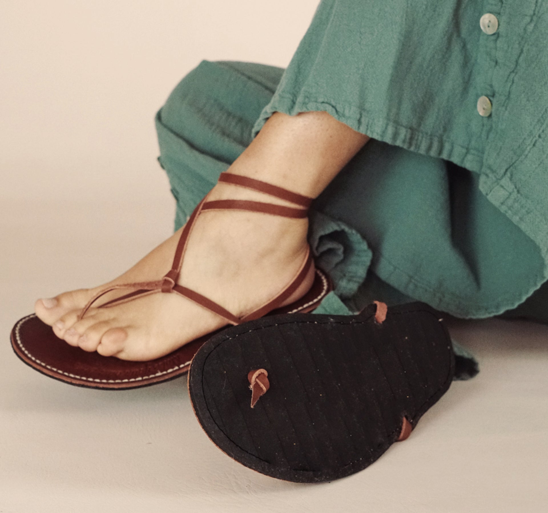 CLASICA Las Tradicionales, son ultra finas
de 4mm de grosor Sandalias de Piel